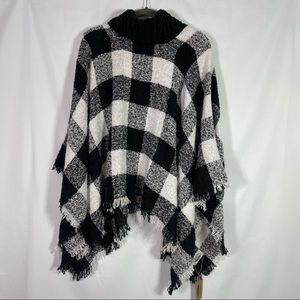NWT Woodland Creek, Buffalo Plaid Poncho. Sooo super soft!!
